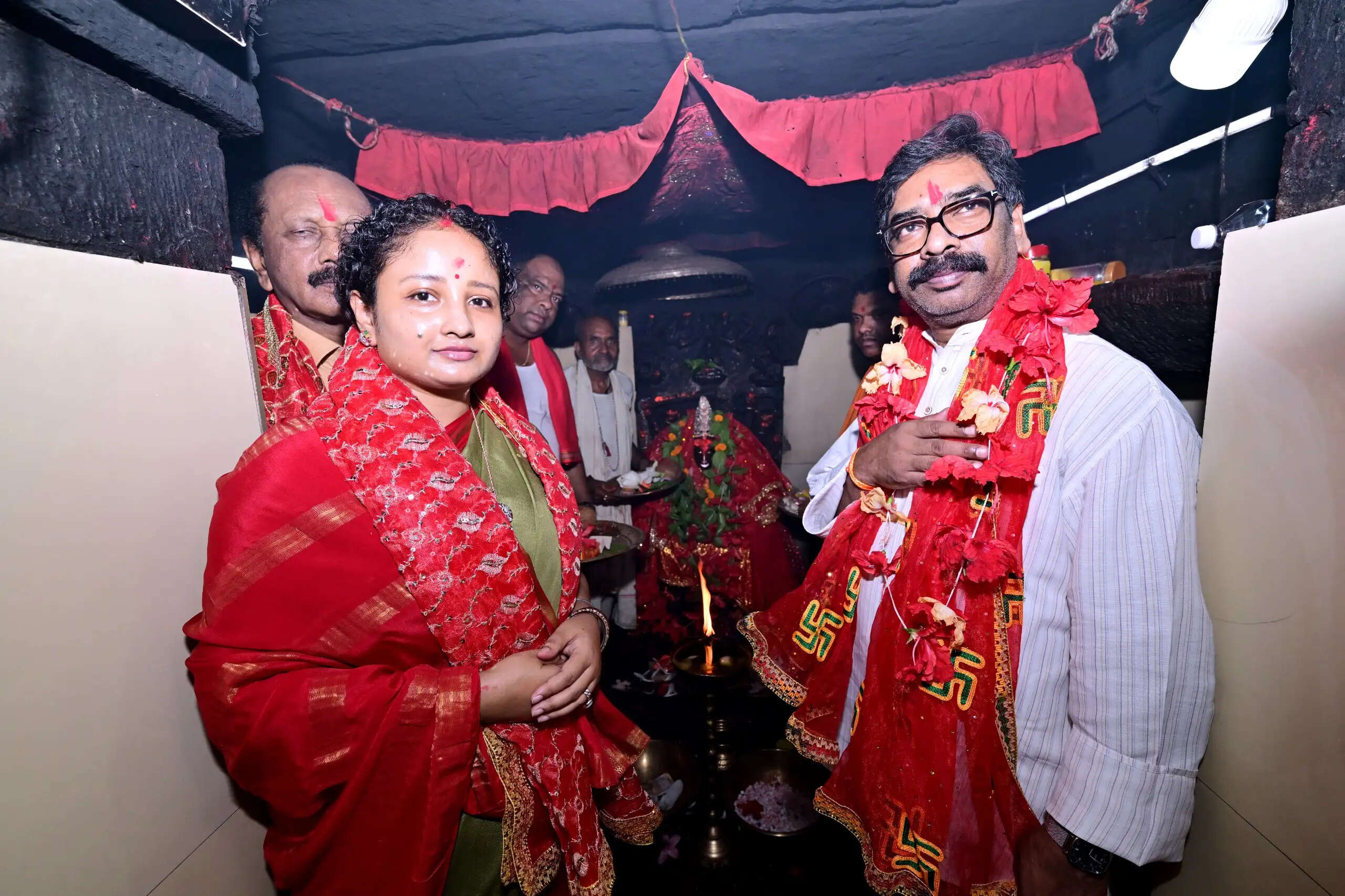 मुख्यमंत्री हेमन्त पत्नी कल्पना सोरेन संग पहुंचे दिउड़ी मंदिर, की पूजा अर्चना