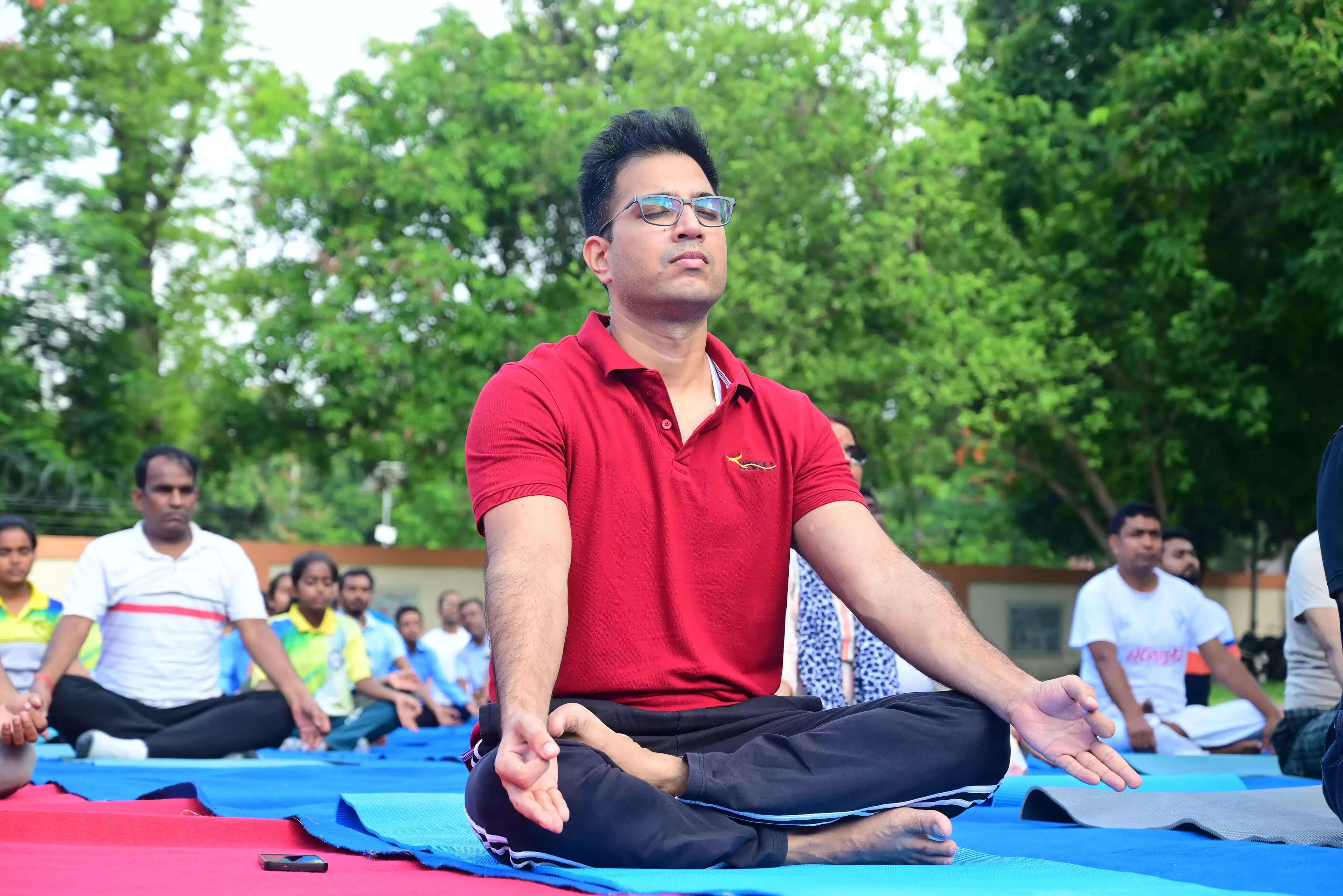 योग दिवस पर योगाभ्यास के साथ लोगो ने ली लोकतंत्र को मजबूत बनाने की शपथ