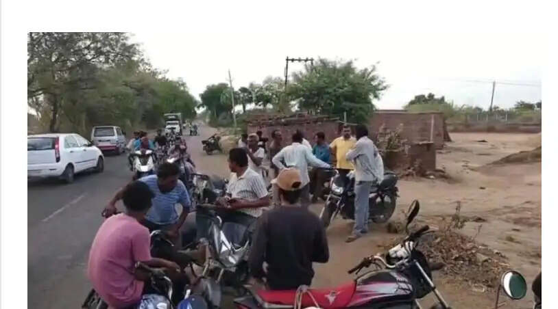बड़वानीः आवारा कुत्तों ने लकड़ी बीनने गई महिला पर किया हमला, मौके पर मौत