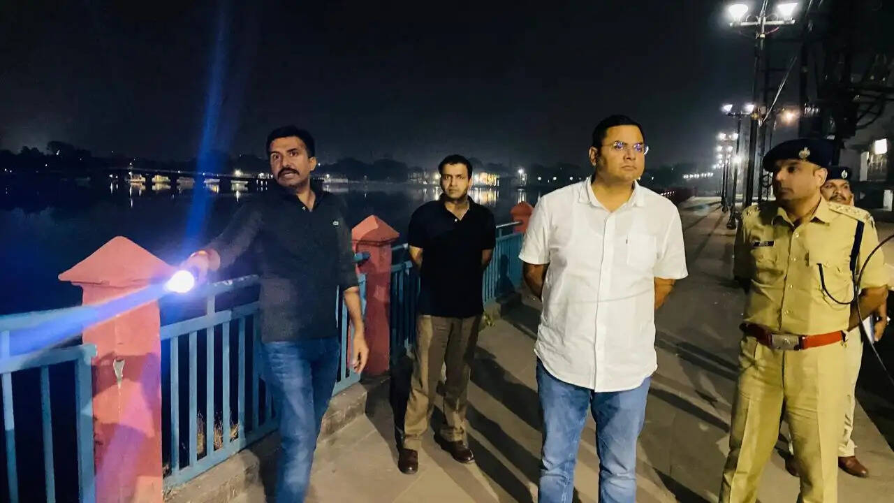 दुर्गा पूजा को लेकर एसएसपी ने पूजा पंडालों का किया निरीक्षण, सुरक्षा व ट्रैफिक व्यवस्था दुरुस्त रखने के निर्देश