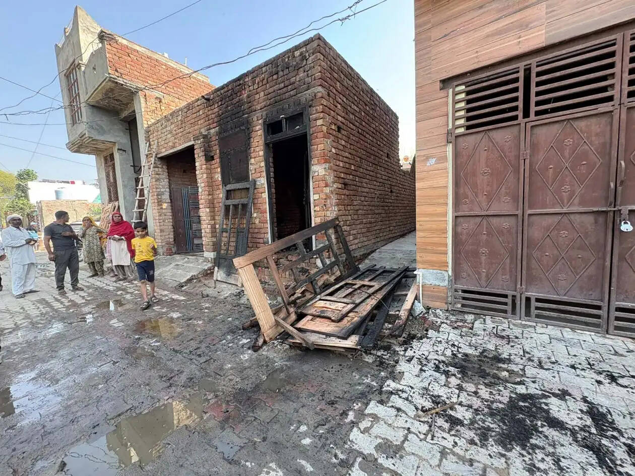 हांसी : लकड़ी&nbsp;की&nbsp;दुकान&nbsp;में&nbsp;लगी आग: लकड़ी,लाखों रुपये का नुकसान