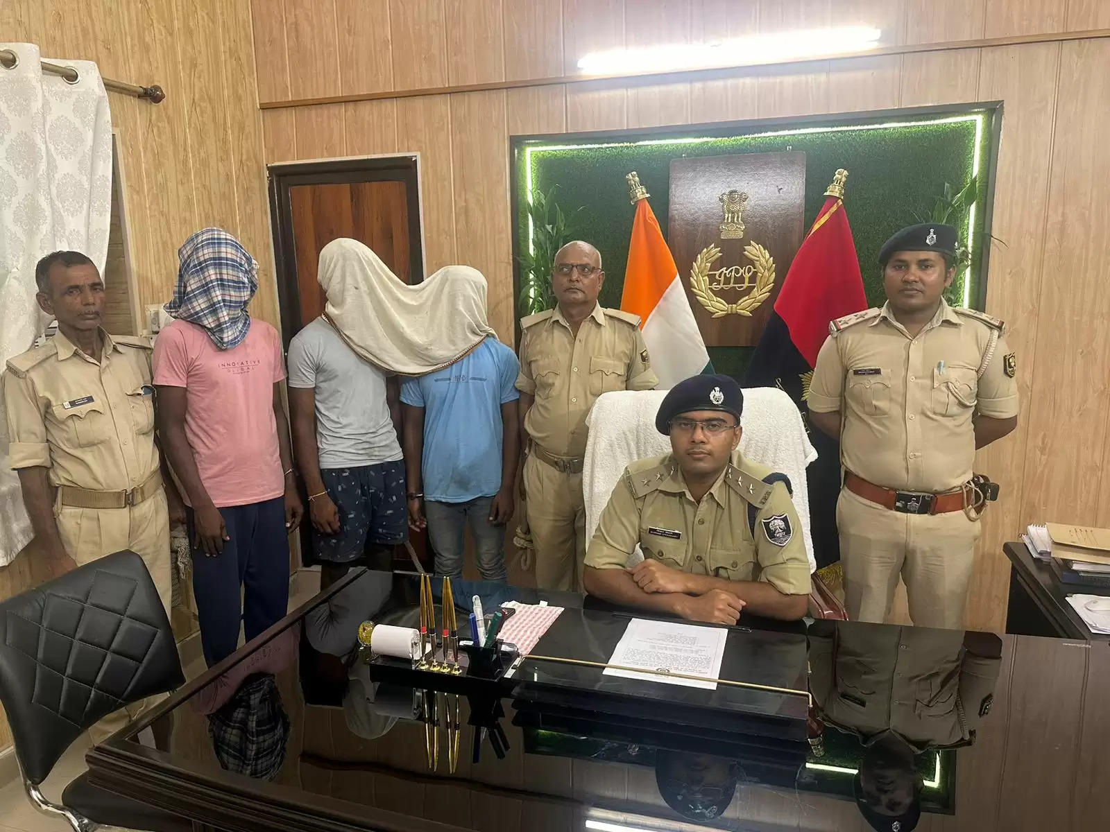 मोतिहारी पुलिस ने दूकान से चोरी किये 70 मोबाइल के साथ तीन चोर को किया गिरफ्तार