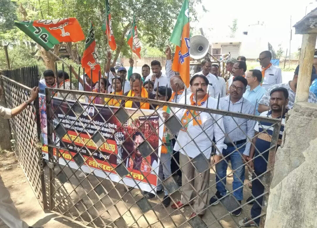 बढी बिजली दर के विरोध में भाजपा ने किया बिजली आफिस का घेराव