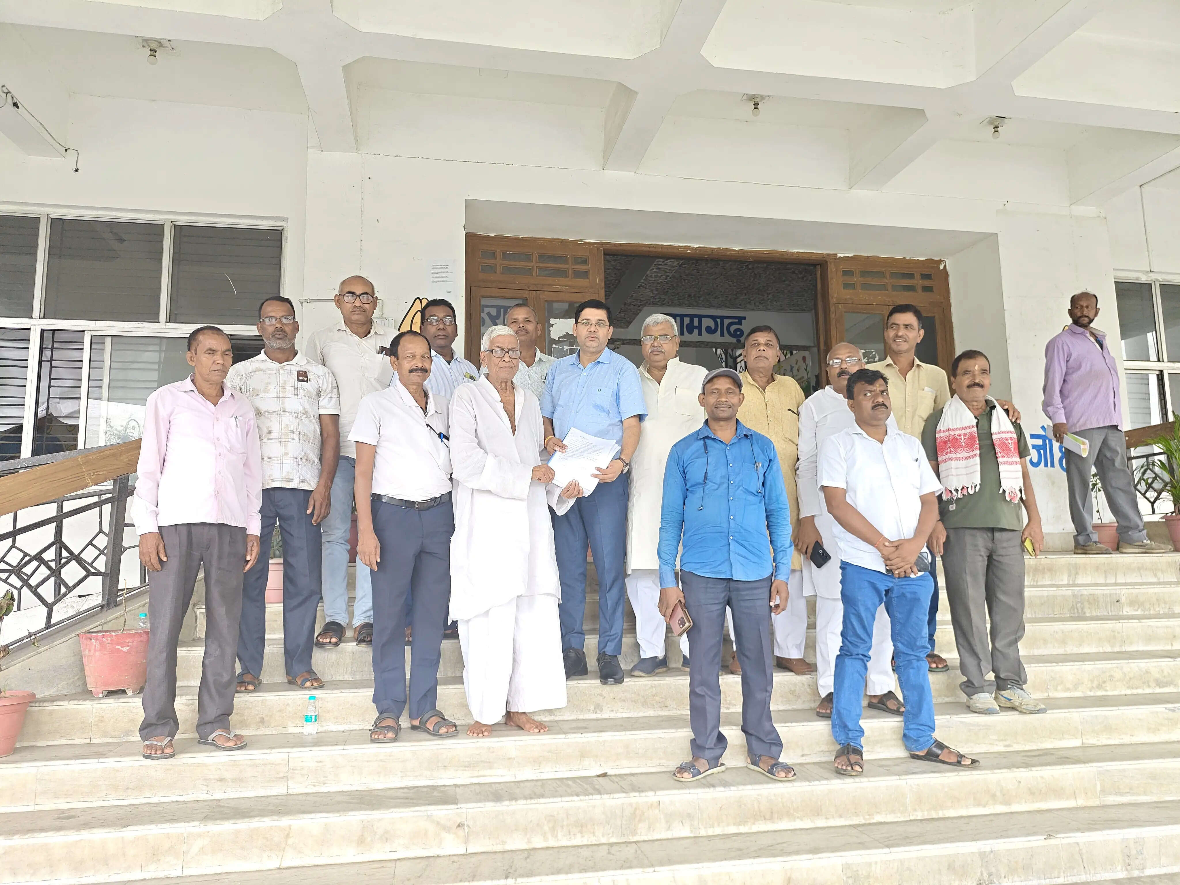 कारखाने में सुरक्षा के मुद्दे पर पूर्व विधायक ने दिया धरना