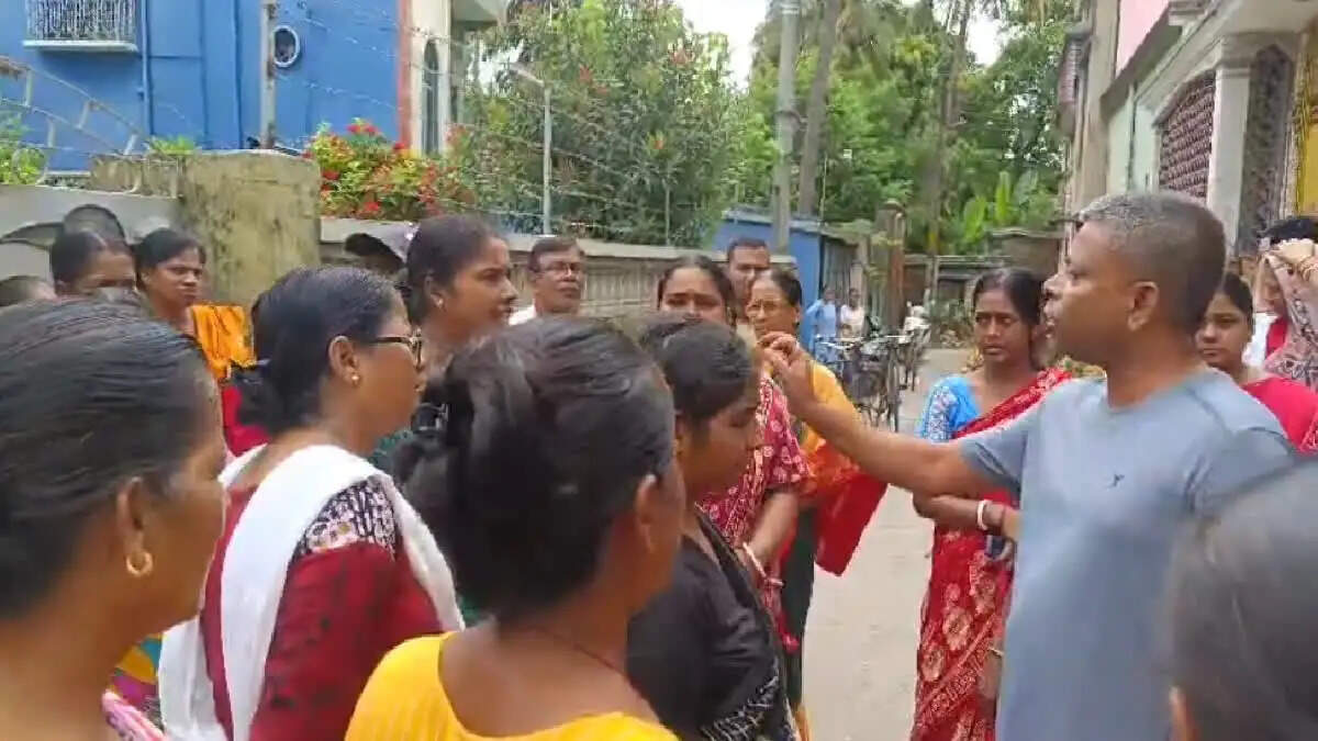 अन्नपूर्णा योजना की राशि नहीं मिलने पर महिलाओं का प्रदर्शन, नगर निगम कर्मचारी के घर के बाहर किया विरोध