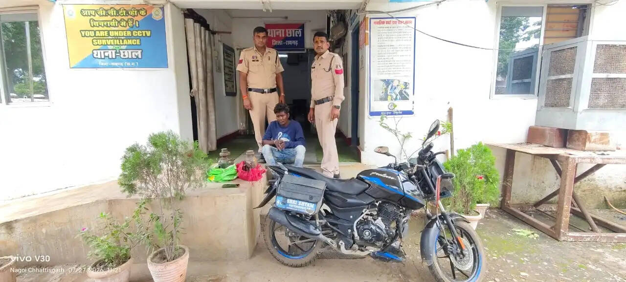 ढाबा और गैरेज से चोरी करने वाला शातिर चोर 24 घंटे में गिरफ्तार, चोरी का पूरा माल और बाइक बरामद