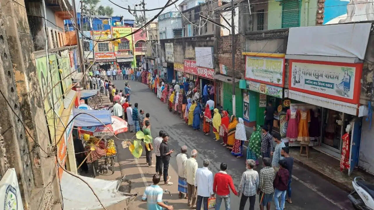 विष्णुपुर में मताधिकार की मांग को लेकर मानव बंधन