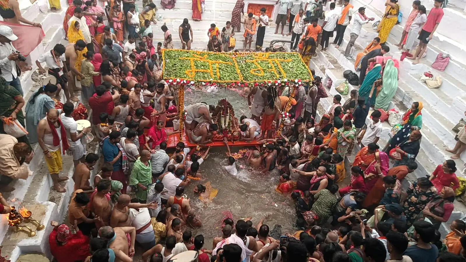 मणिकर्णिका घाट के चक्र पुष्करिणी कुंड में श्रद्धालुओं ने लगाई आस्था की डुबकी,मां मणिकर्णिका की झांकी देख आह्लादित