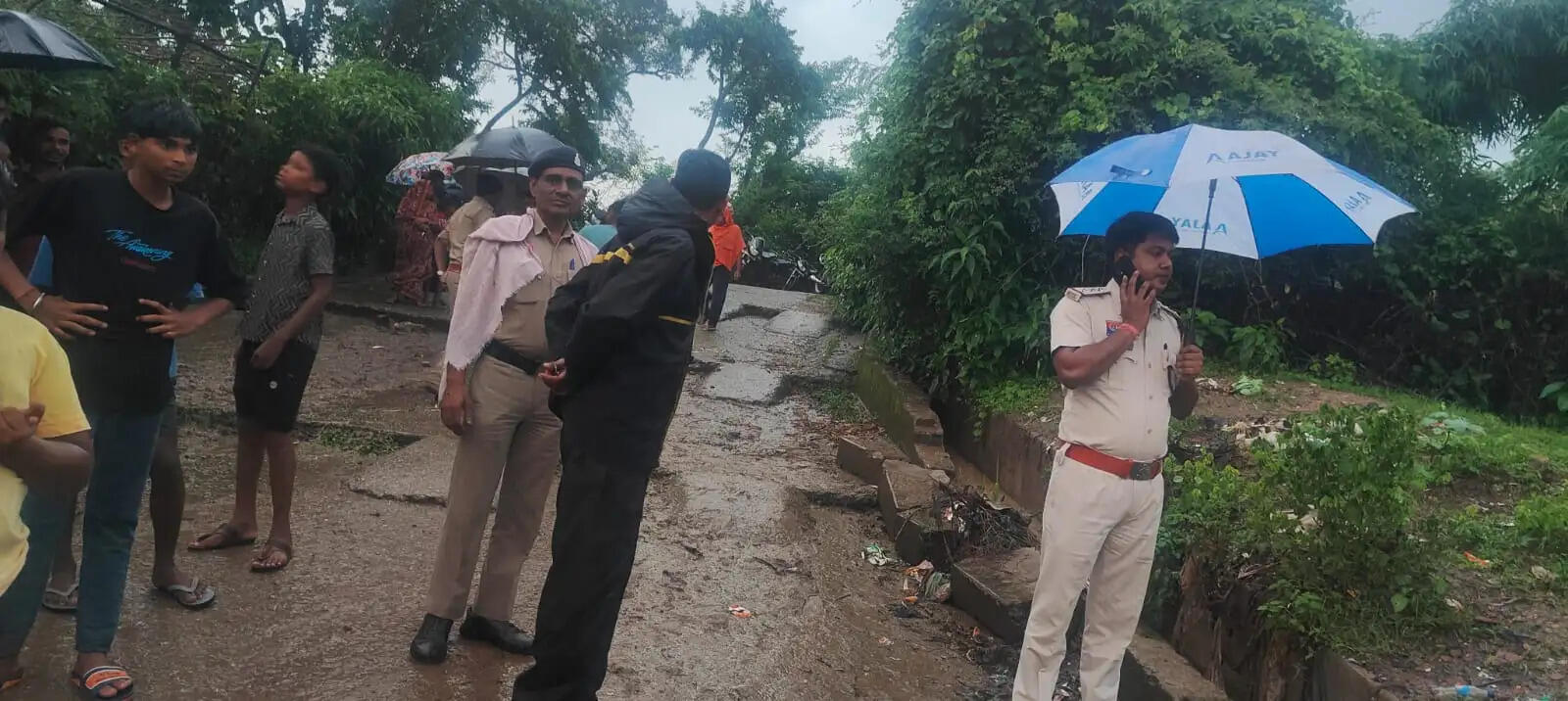 घोंघा नदी में तीन बच्चे बहे, एक का शव मिला; दो की तलाश जारी, समडील गांव में पसरा मातम