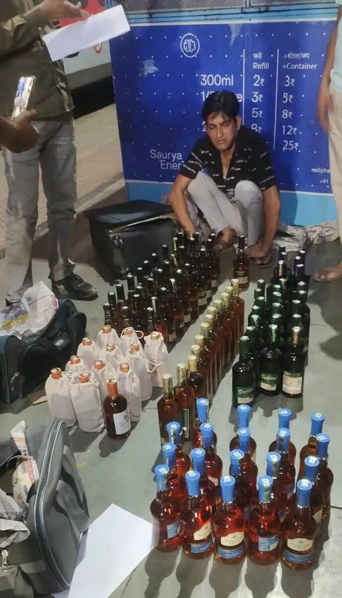ट्रेन छूटने से महज 5 मिनट पहले खुला राज : एसी कोच में मिली शराब की खेप
