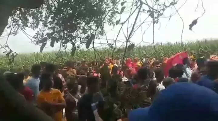 लतराहा गांव में पेड़ से लटका मिला अर्धनग्न शव, इलाके में सनसनी