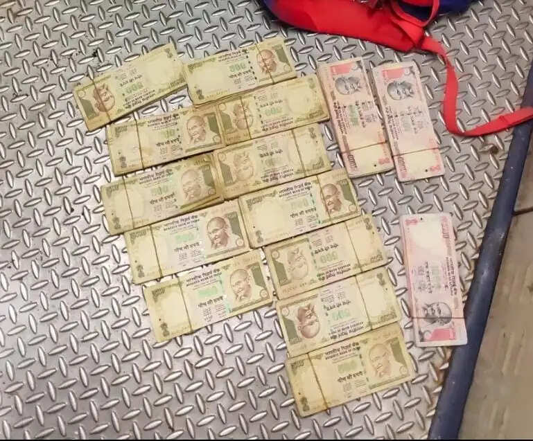 न्यू जलपाईगुड़ी स्टेशन से साढ़े आठ&nbsp;लाख रुपये के पुराने नोटों के साथ एक गिरफ्तार