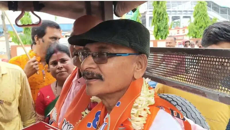 ईंधन बचाने का संदेश : राजगंज के विधायक दिनेश सरकार टोटो से पहुंचे घर