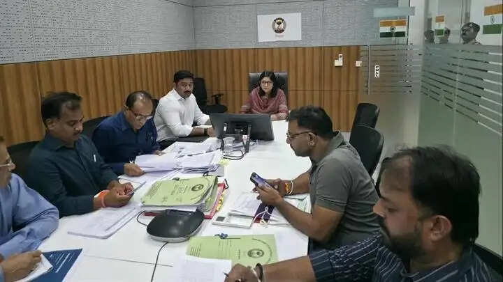 ग्वालियरः कलेक्टर ने की स्मार्ट सिटी के विकास कार्यों की समीक्षा, गुणवत्ता के साथ समय पर कार्य पूर्ण करने के दिए निर्देश