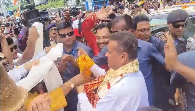 सिलीगुड़ी पहुंचे मुख्यमंत्री शुभेंदु अधिकारी, बागडोगरा हवाई अड्डे पर भव्य स्वागत