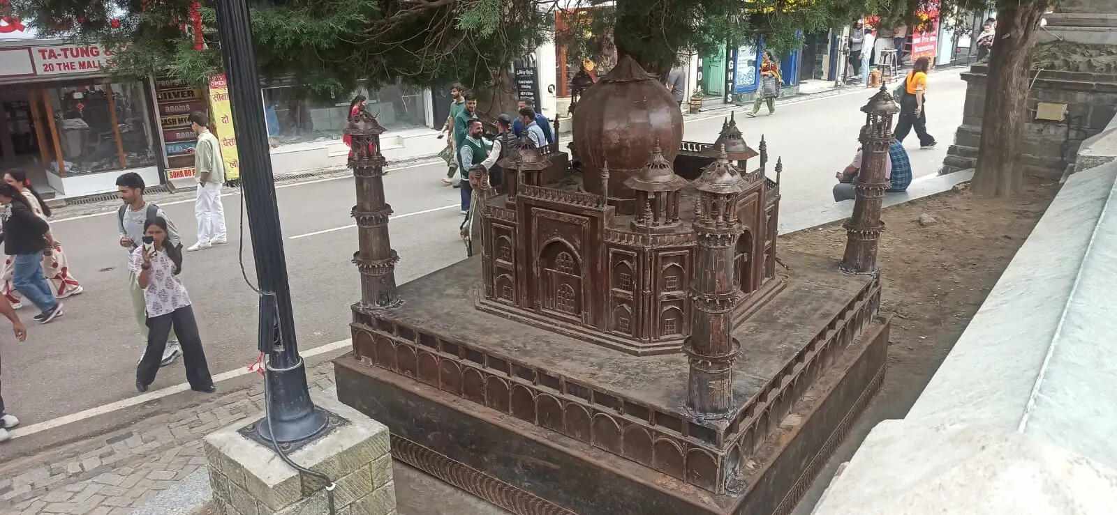 शिमला : मॉल रोड-रिज पर दिखने लगे दुनिया के अजूबे, स्क्रैप से बनी कलाकृतियां बनीं नया आकर्षण