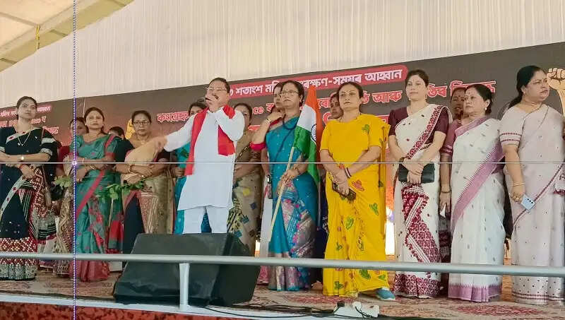 नारी शक्ति वंदन अधिनियम का समर्थन न करने दलाें के खिलाफ भाजपा महिला माेर्चा ने किया प्रदर्शन