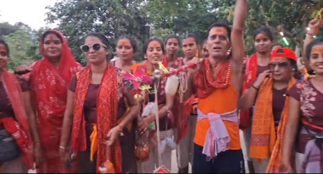 आस्था की अनूठी मिसाल, 19 बेटियों की टोली के साथ देवघर पैदल निकले गोड्डा के संजीव