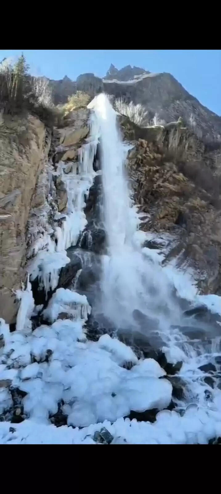 बर्फबारी के बाद ऊंचाई इलाकाें में जम गए झरनें और नदियों का पानी