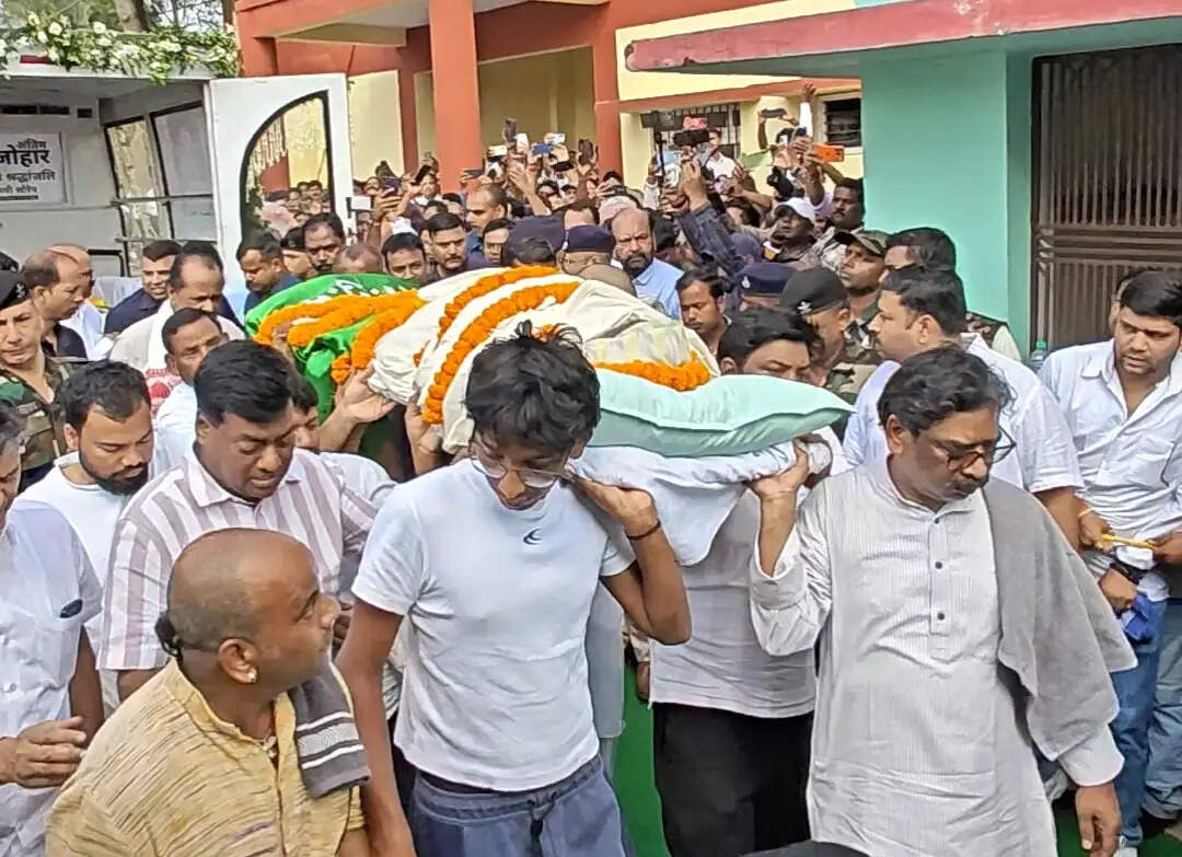 माता के पार्थिव शरीर के साथ पैतृक गांव नेमरा पहुंचे मुख्यमंत्री हेमंत सोरेन