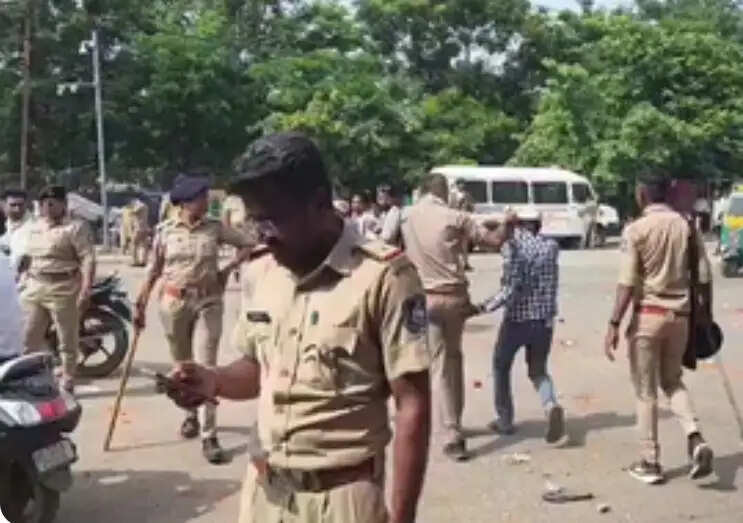 दाहोद में विश्व आदिवासी दिवस की रैली के दौरान पथराव, पुलिस ने छोड़े आंसू गैस के गोले
