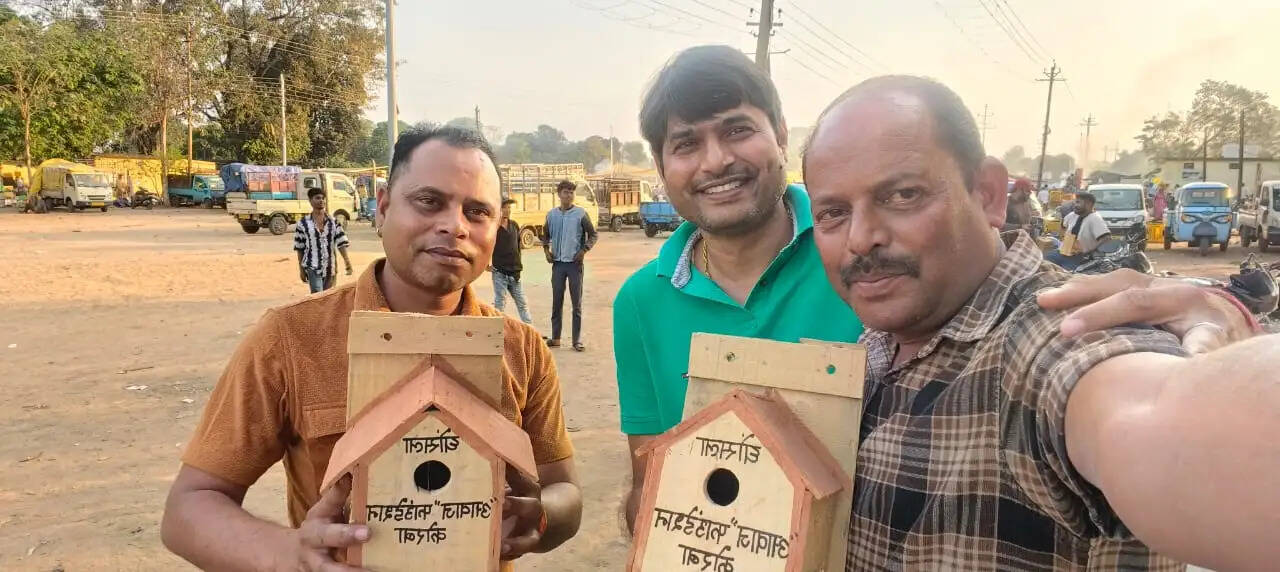 पर्यावरण संरक्षण की दिशा में पहल, आवाज फाउंडेशन ने किया घोंसला वितरण कार्यक्रम