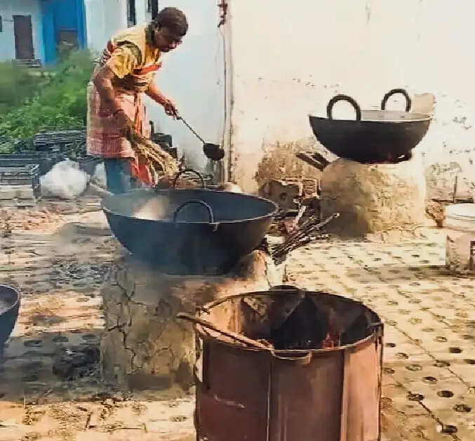 गैस नहीं मिलने से तमलुक मेडिकल कॉलेज कैंटीन में लकड़ी से बन रहा भोजन