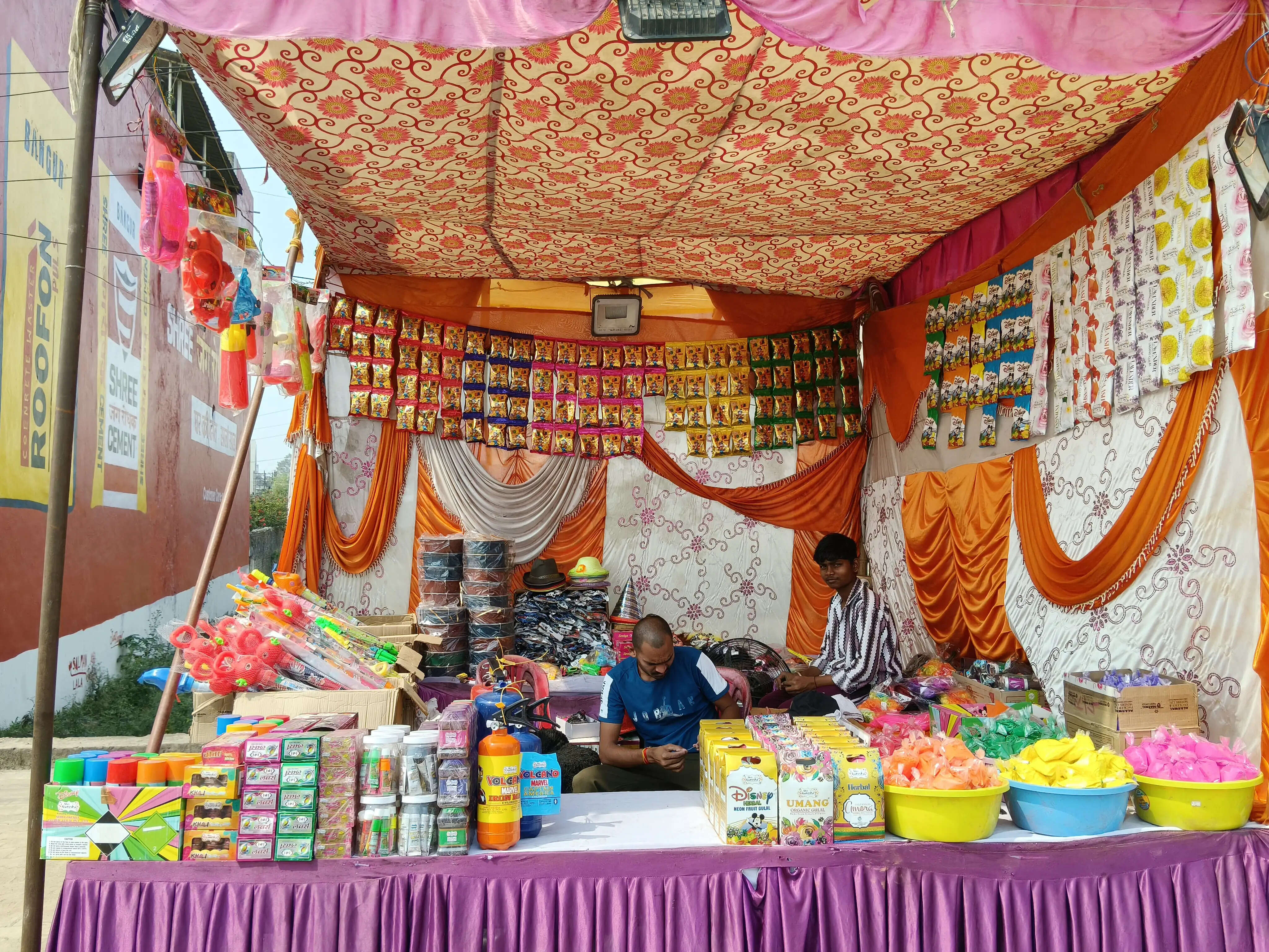 कोरबा में होली की धूम: रंगों से सराबोर बाजार, खरीददारों की उमड़ी भीड़