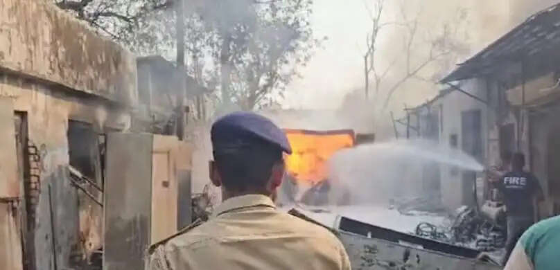 नवसारी के&nbsp;गणदेवी में ट्रांसपोर्ट गोदाम में भीषण आग से&nbsp;3 श्रमिकाें&nbsp;की मौत, 3 घायल