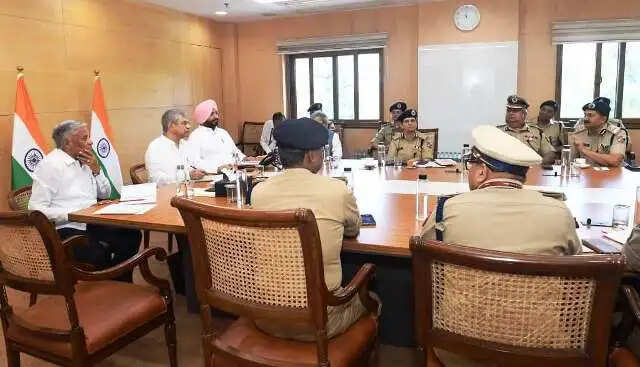 रेल यात्रियों से सतर्क व सजग रहने की अपील, संदिग्ध गतिविधियों की सूचना 139 पर दें : रेलवे