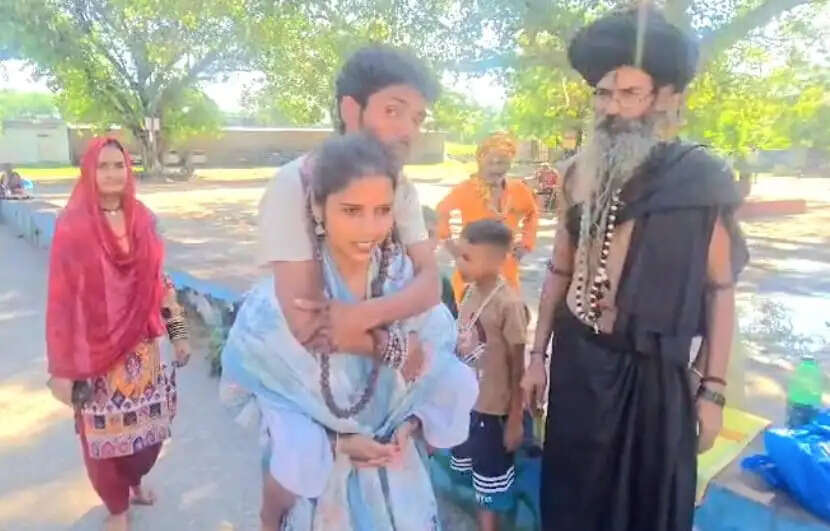 आस्था: दिव्यांग पति को कंधों पर बैठाकर 180 किमी की कांवड़ यात्रा