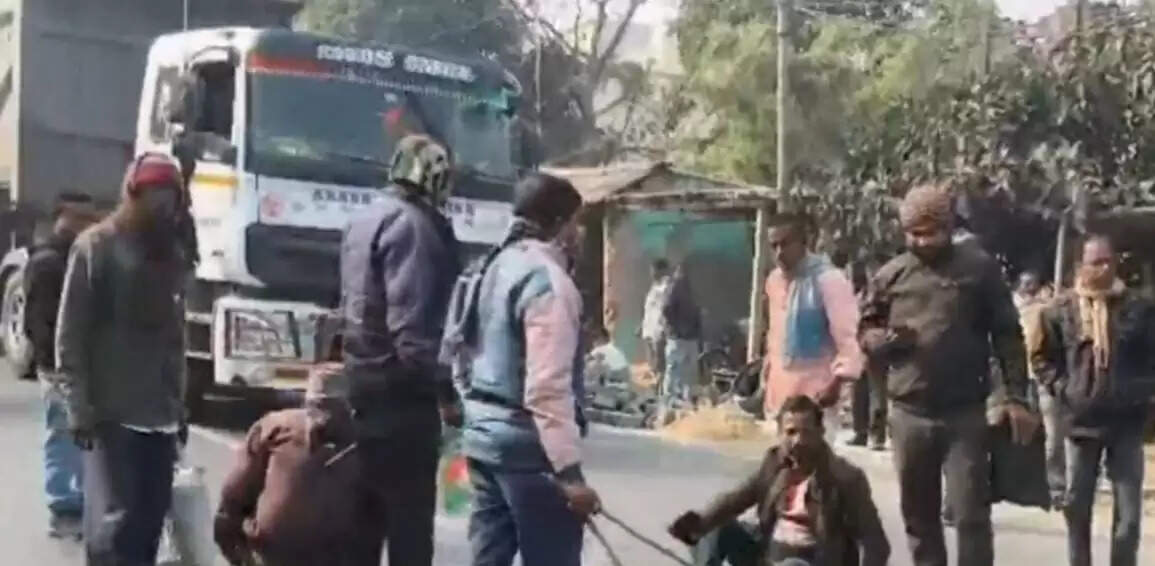 72 घंटे में अध्यक्ष बदले जाने पर बवाल, तृणमूल कार्यकर्ताओं ने बर्दवान–आरामबाग रोड किया जाम