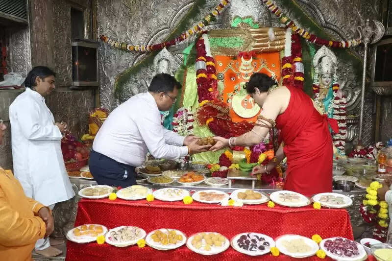 इंदौरः देव दीपावली पर्व पर कलेक्टर ने खजराना गणेश मंदिर में पूजा-अर्चना कर आशीर्वाद लिया