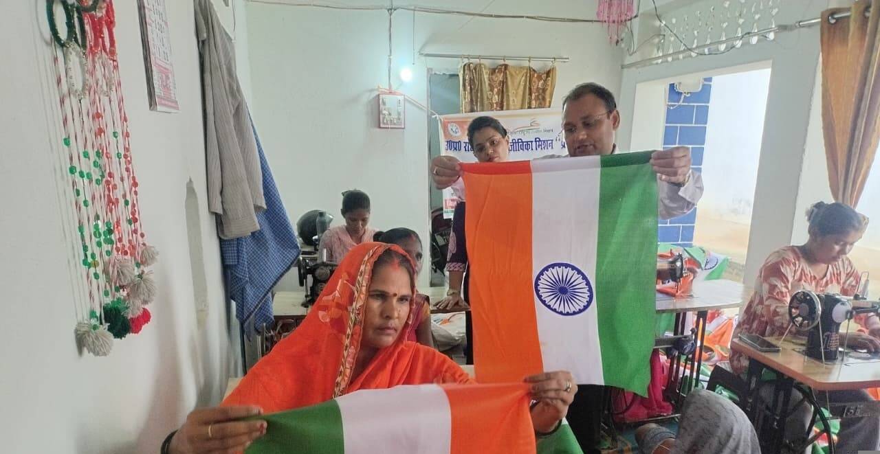 जौनपुर : 'हर घर तिरंगा' अभियान की तैयारियां तेज, चार लाख से अधिक तिरंगों की सिलाई पूरी