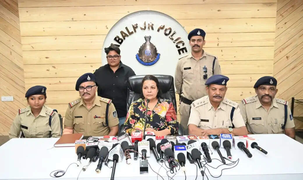 जबलपुरः चोरी का खुलासा, चुराये हुये सोने के जेवर कीमती लगभग 20 लाख रूपये के जब्त