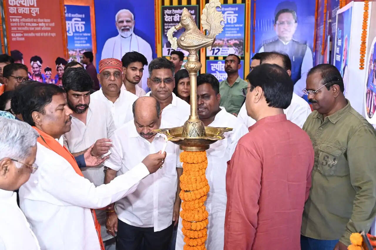 रायपुर : मंत्री केदार कश्यप ने पीएम मोदी के 12 वर्ष के कार्यकाल की उपलब्धियों पर आयोजित प्रदर्शनी का किया शुभारंभ