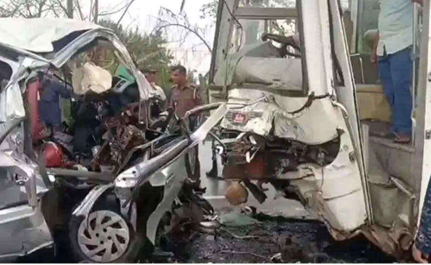 बांग्लादेश में दो बसों में टक्कर, दूल्हा-दुल्हन समेत 14 की मौत, बीएनपी नेता के घर मातम