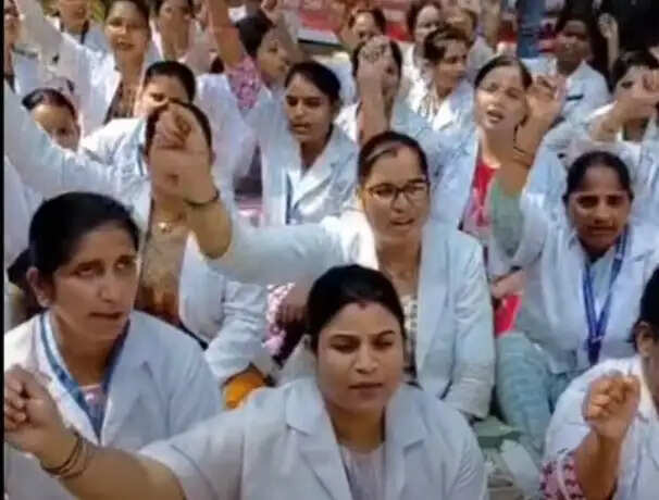 एनएचएम संविदा कर्मियों ने सीएमओ कार्यालय पर किया जोरदार प्रदर्शन, लखनऊ कूच की चेतावनी