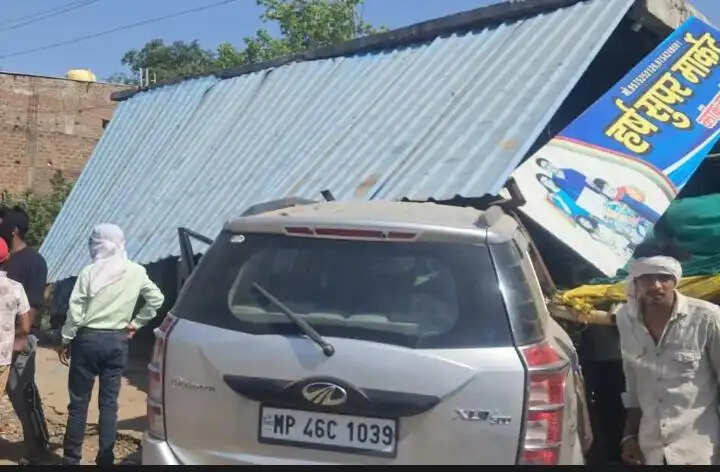 धार : अनियंत्रित कार मकान और दुकान में घुसी, चार घायल; दो गंभीर रेफर