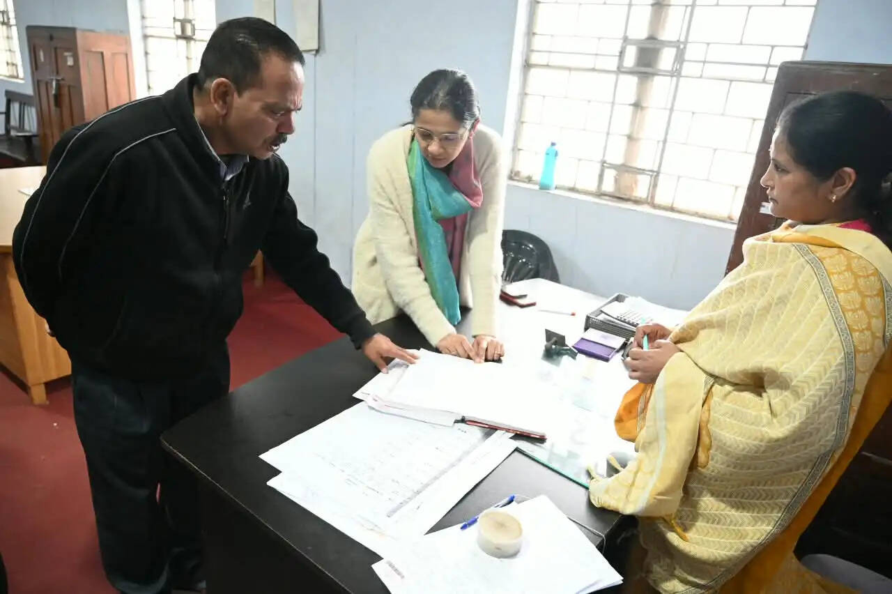 लापरवाही पर वरिष्ठ प्रशासनिक अधिकारी के वेतन आहरण पर रोक
