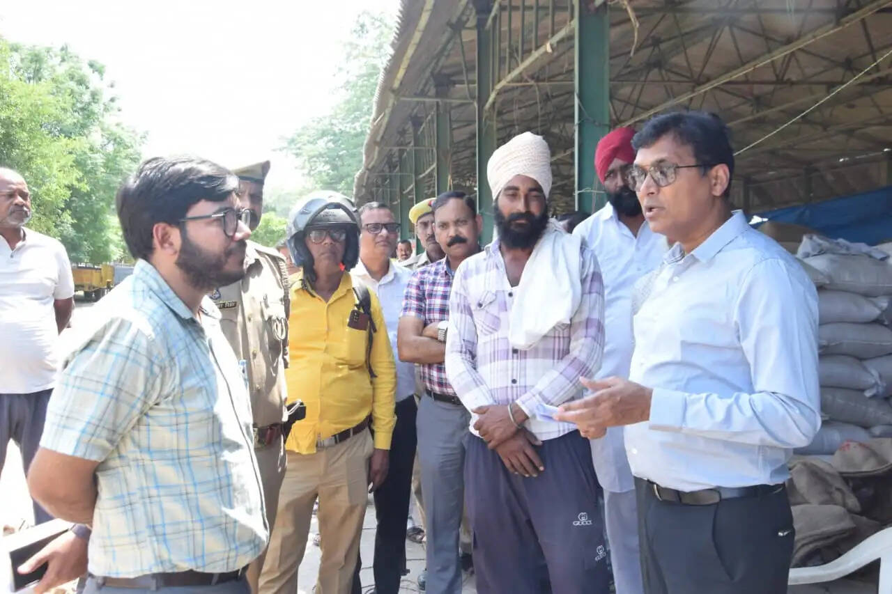 मंडी में बोली ऊपर से नीचे लगाए जाने पर मंडी सचिव को लगी फटकार