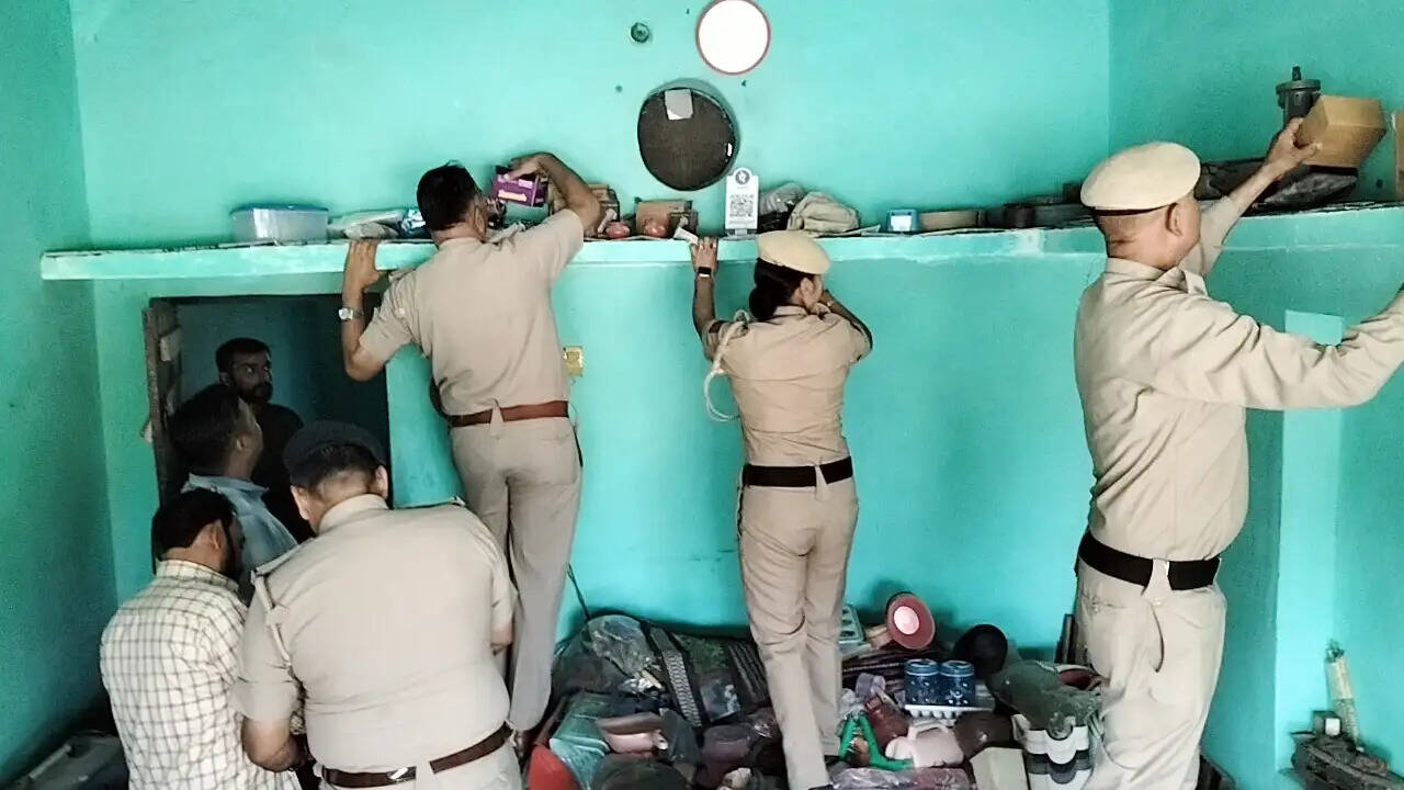 एक दिन में 236 नशा तस्करों के ठिकानों पर पुलिस की दबिश, ड्रग्स और लाखों की नकदी बरामद