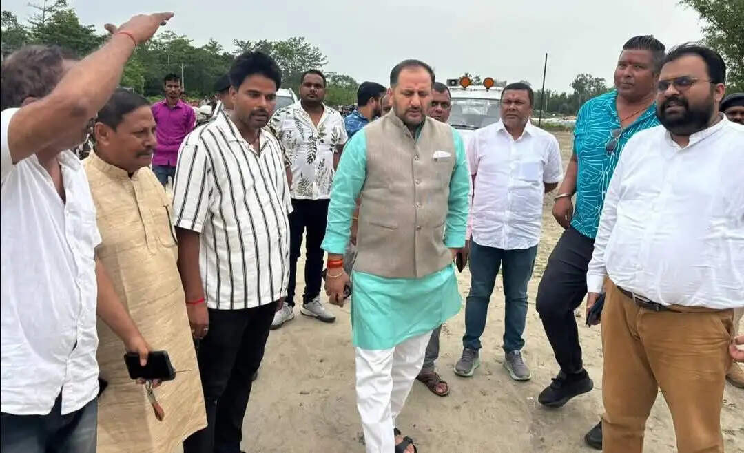 छातापुर में वज्रपात से युवक की मौत, विधायक नीरज सिंह बबलू ने परिजनों को सौंपा सहायता चेक