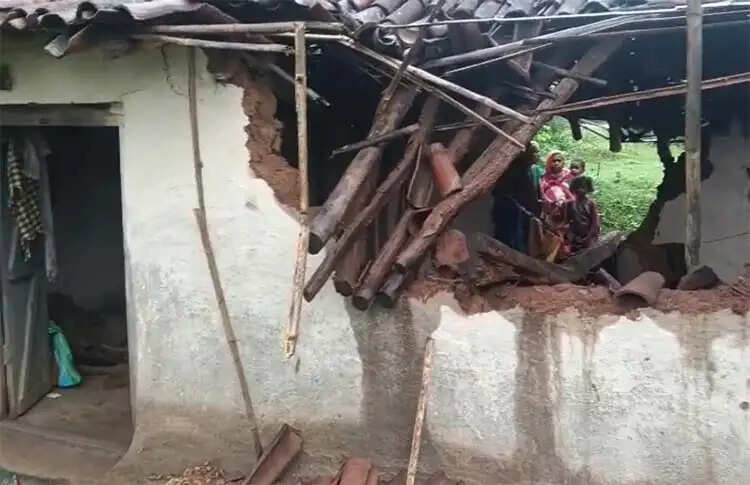हाथियों ने दो मकानों को किया क्षतिग्रस्त, लोगों ने भागकर बचाई जान