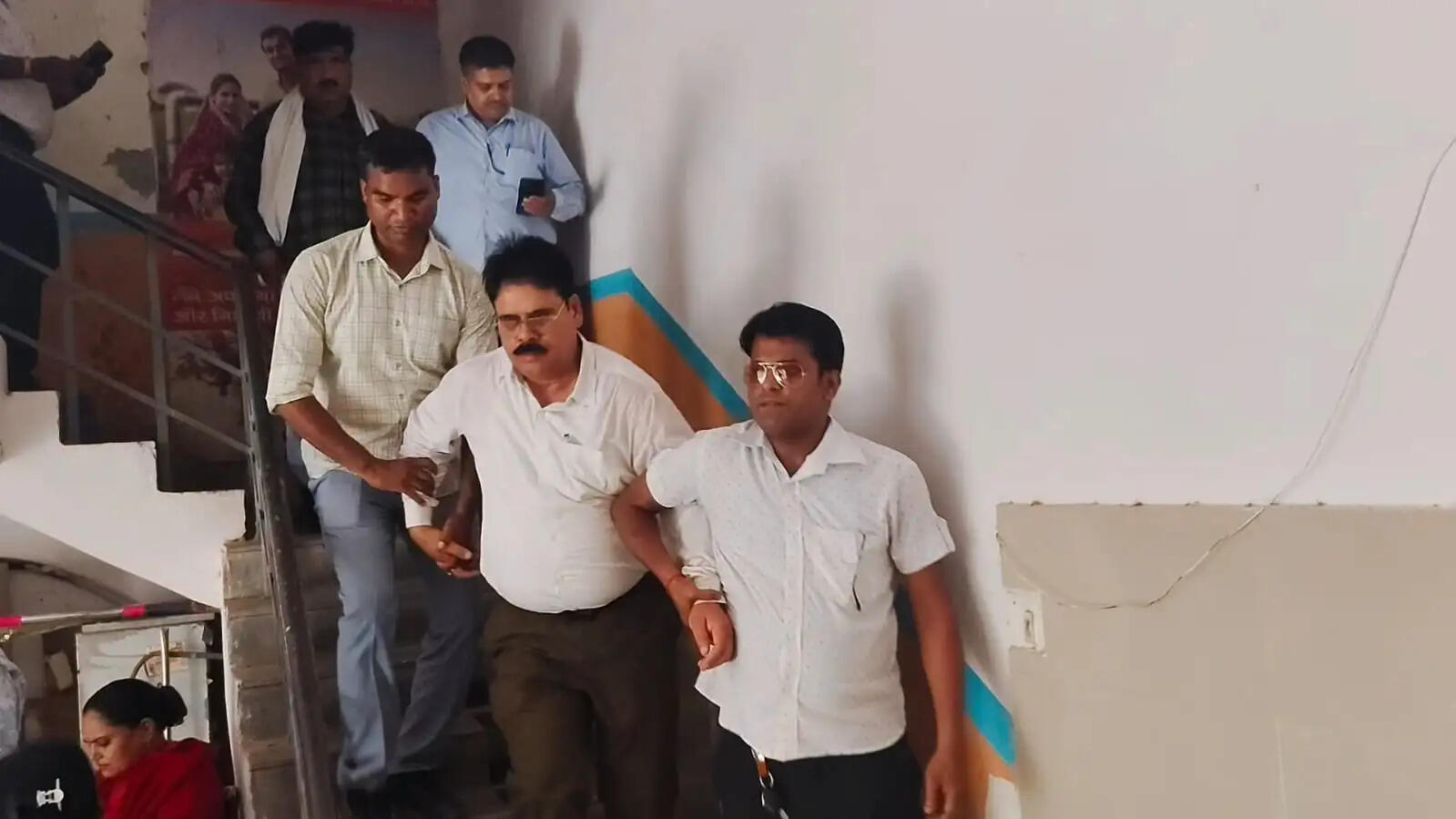 विजिलेंस टीम ने डिप्टी सीएमओ श्रीनिवास यादव को रिश्वत लेते रंगे हाथों दबोचा