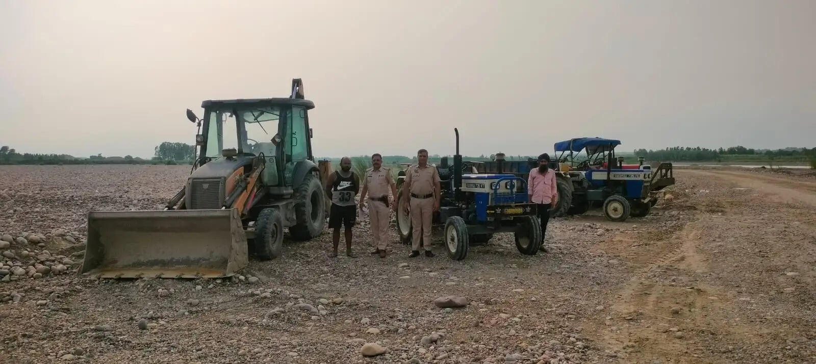 नूरपुर में अवैध खनन के मामले में एक जेसीबी जब्त, 5 ट्रैक्टरों के चालान