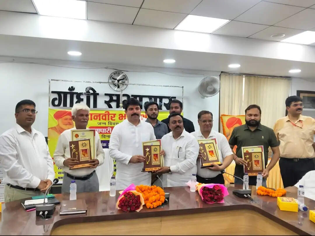 देवरिया में व्यापारी कल्याण दिवस पर उत्कृष्ट करदाताओं का हुआ सम्मान