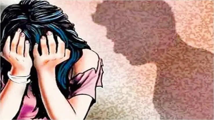 नोएडा में बीपीओ कर्मी युवती का सहकर्मियों ने किया यौन उत्पीड़न, आत्महत्या करते समय ओवरब्रिज से गिर कर हुई घायल