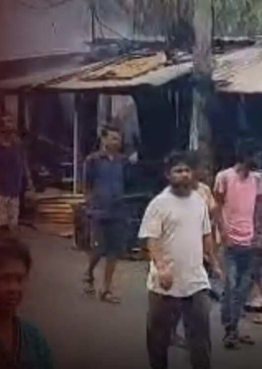 चिरांग के डांगतल बाजार में लगी आग, 18 दुकान जलकर राख