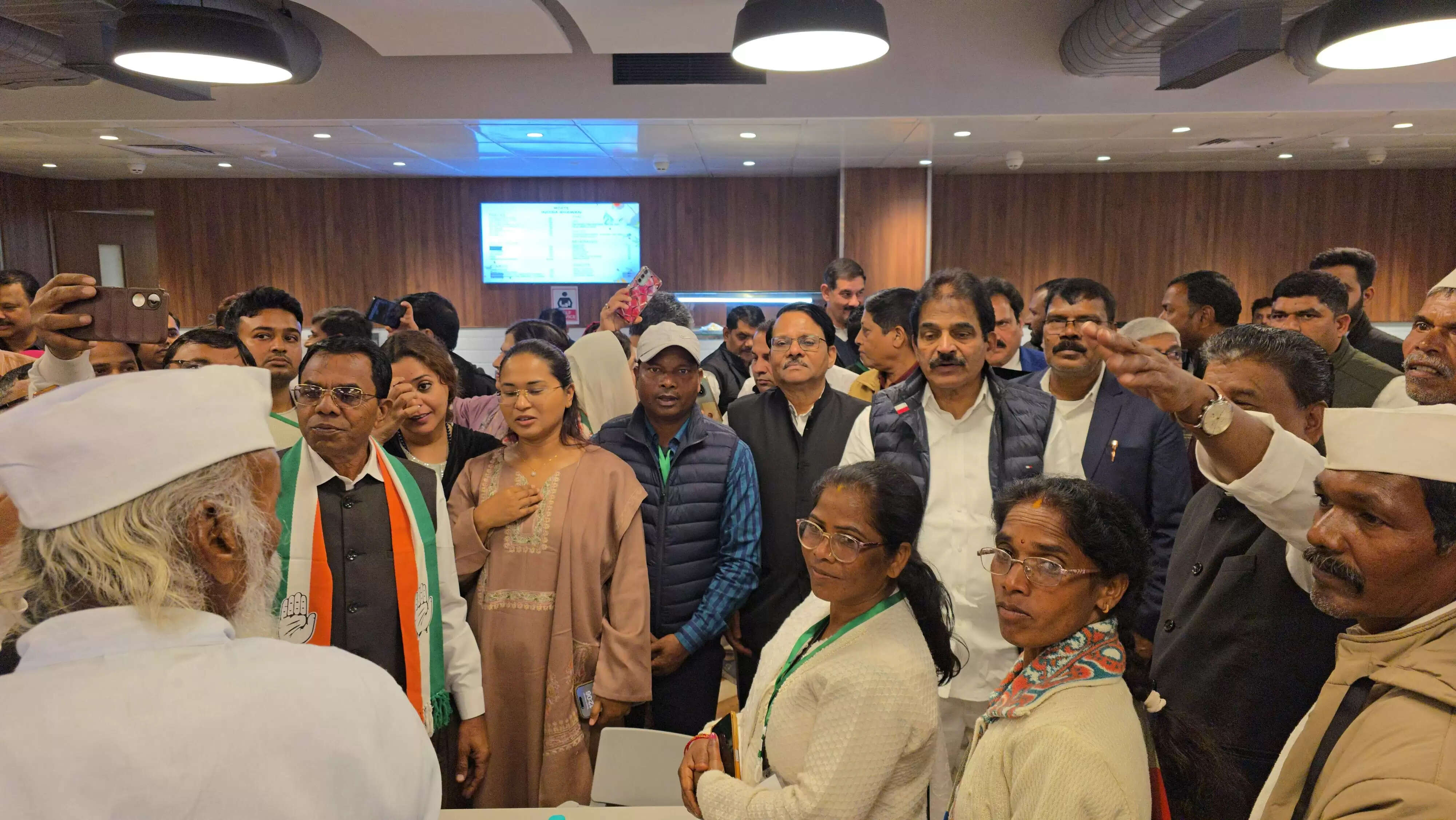 वोट चोर गद्दी छोड़ महारैली में भाग लेने दिल्ली पहुंचे शिल्पी और बंधु